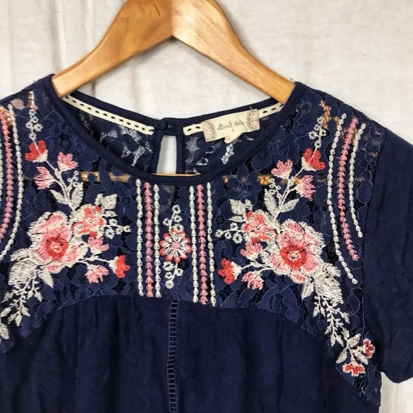 Altar'd State Women's Boho Embroidered Short Sleeve Peasant Shirt M - Picture 2 of 6